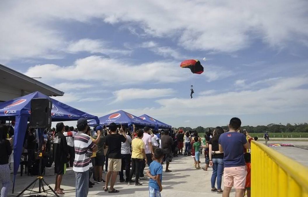 Skydiving exhibition stuns Binalonians